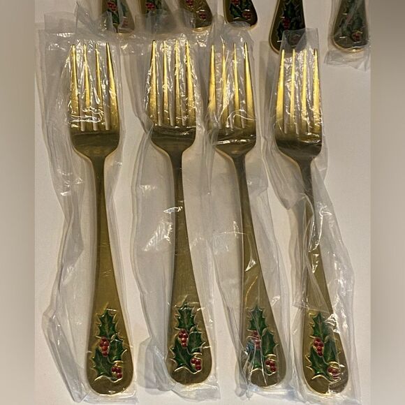HOLLYBERRY 20 PC. GOLD PLATED HOLIDAY STAINLESS STEEL FLATWARE - Picture 3 of 6
